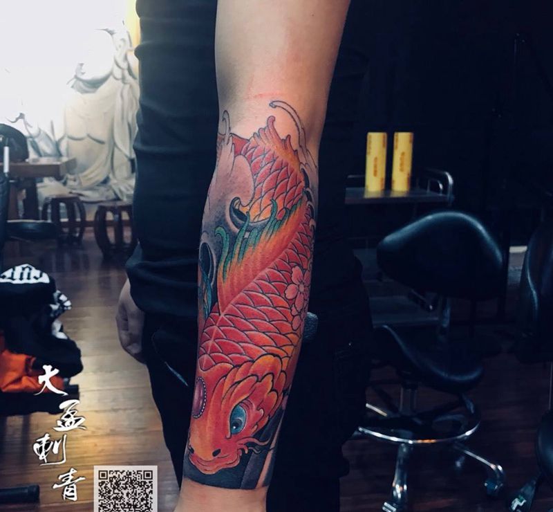 彩色鲤鱼包小臂纹身图片_成品原创传统纹身图案