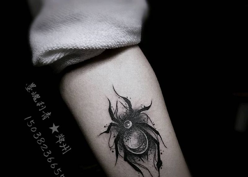 蜘蛛纹身图片_手臂水墨纹身图案