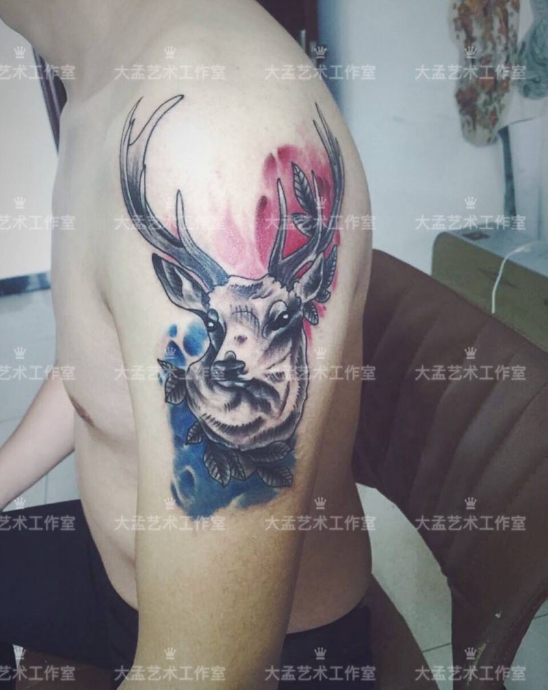 水彩鹿头纹身图片_成品肩部欧美动物纹身图案