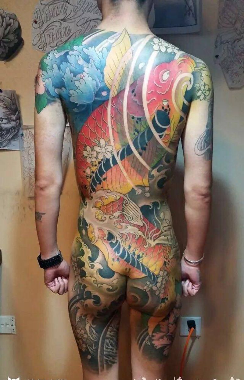 满背鱼纹身图片