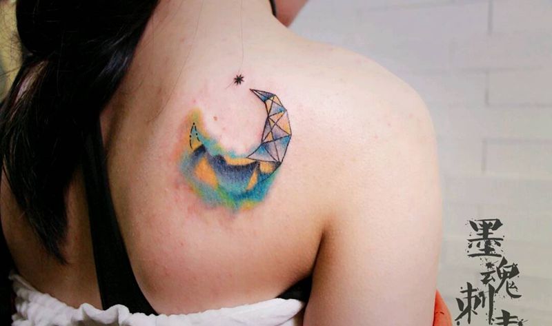 水彩月纹身图片