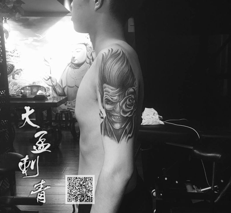 大臂小丑纹身图片_手臂纹身图案