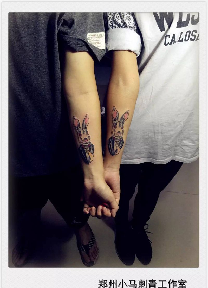 一对儿兔兔纹身图片_成品手臂动物纹身图案