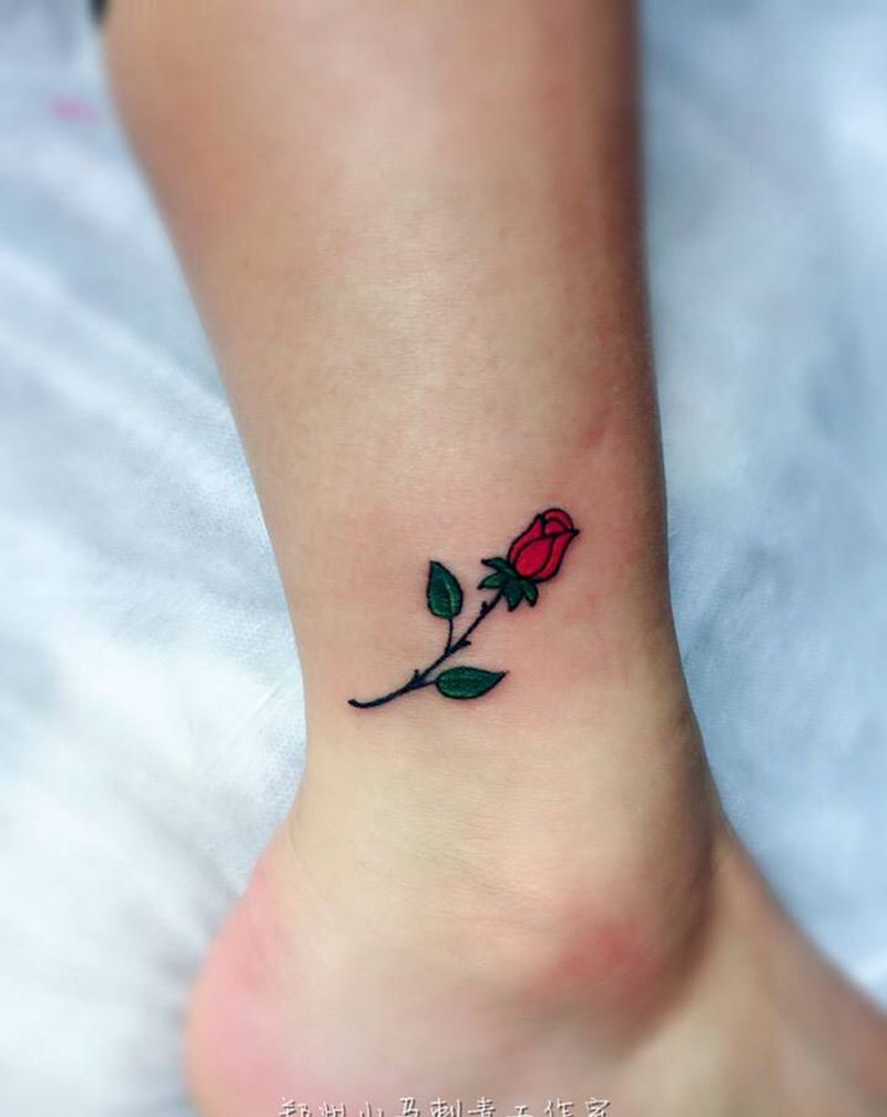 小小的纹身图片_成品腿部植物纹身图案