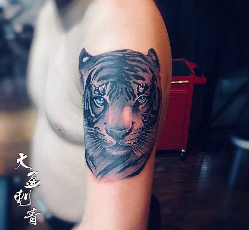 大臂虎头纹身图片_成品纹身图案