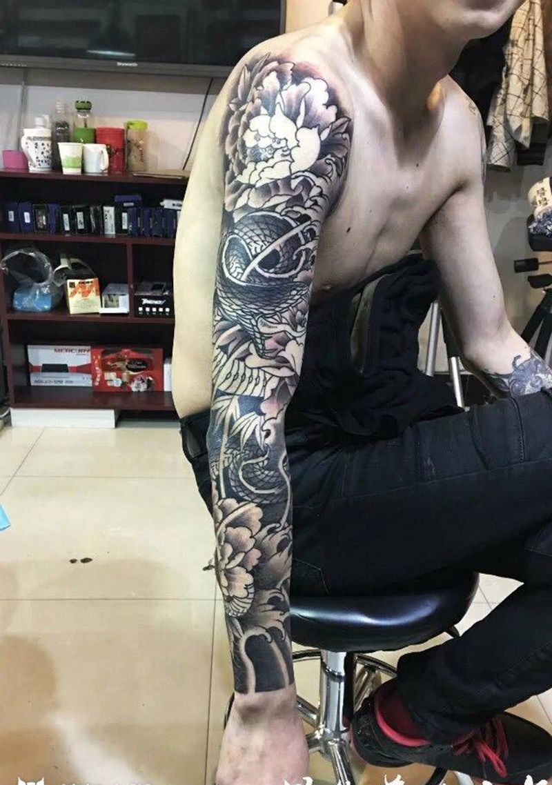 蛇，牡丹，花臂，黑灰完成纹身图片
