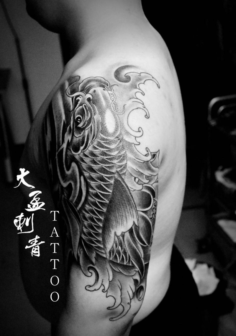 大臂鲤鱼纹身图片_成品纹身图案
