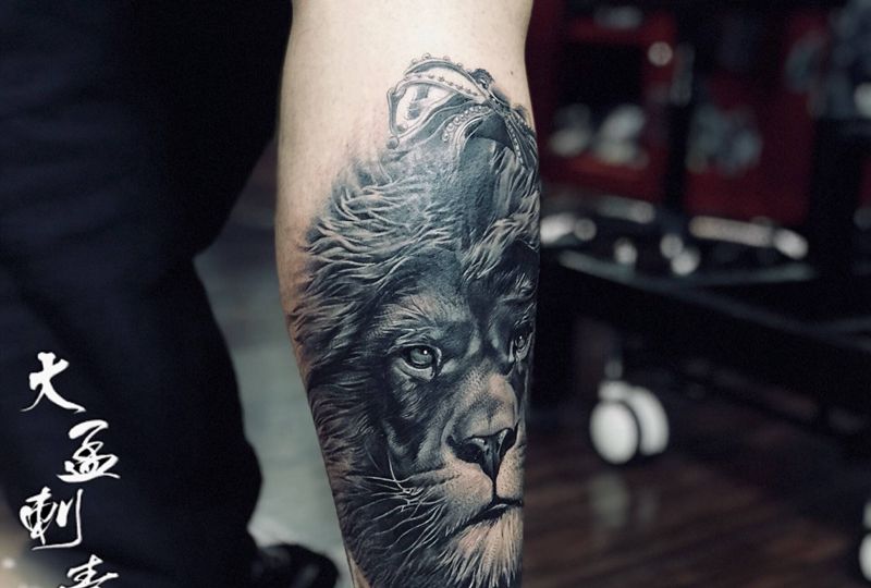 写实狮子纹身图片_腿部欧美写实纹身图案