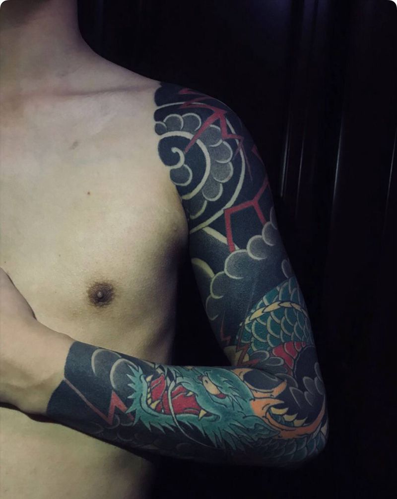 老传统龙花臂纹身图片_手臂老传统纹身图案