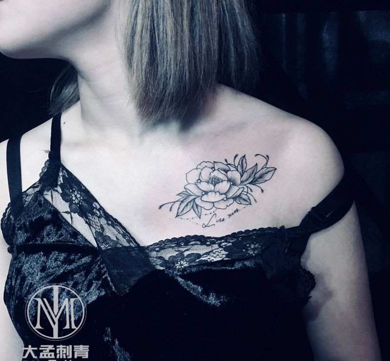 简约素花纹身图片_胸部纹身图案