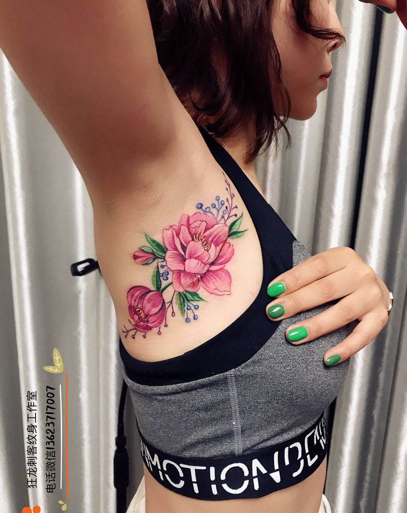 遮盖疤痕纹身图片_胸部肩部水彩图腾花遮盖小清新纹身图案