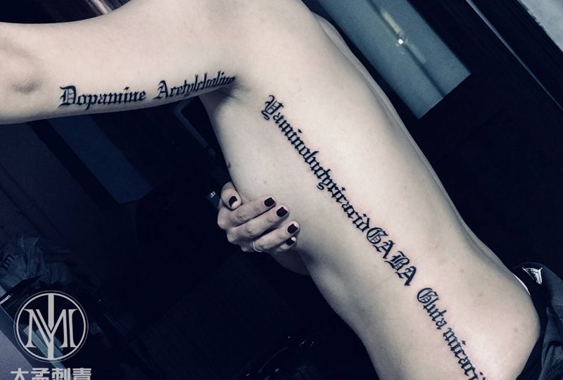 哥特字体纹身图片_腰部手臂图腾几何纹身图案