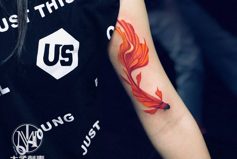 金鱼纹身图片_手臂水彩纹身图案