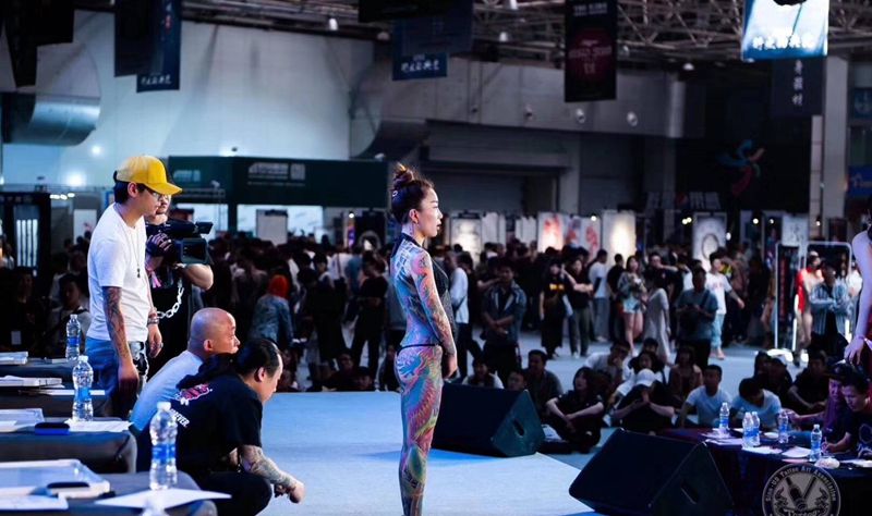 通体龙，凤，牡丹纹身图片_背部腿部新传统纹身图案