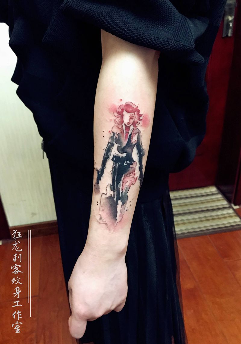 水彩泼墨～黑寡妇纹身图片_手臂手部水墨水彩黑寡妇复仇者联盟泼墨水彩纹身图案