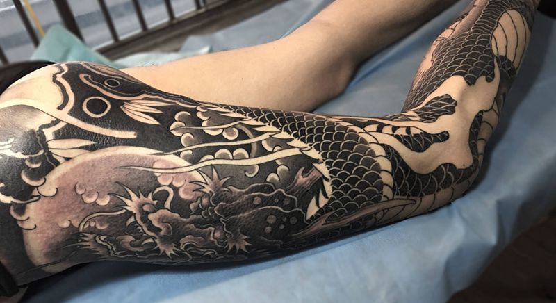 龙纹身图片_腿部新传统纹身图案