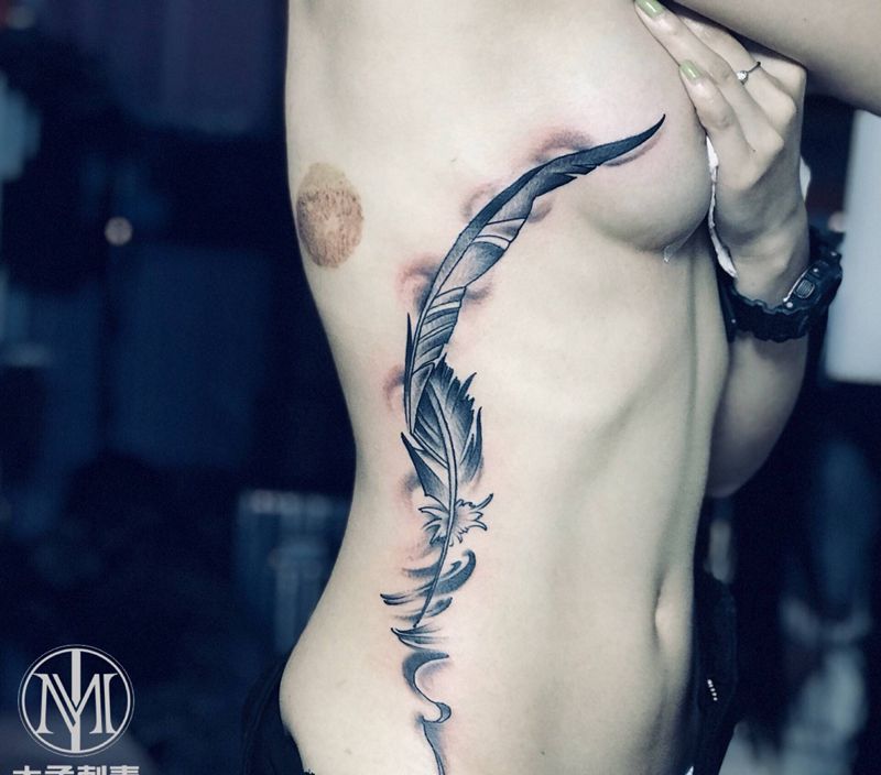 侧腰羽毛纹身图片_腰部水墨纹身图案