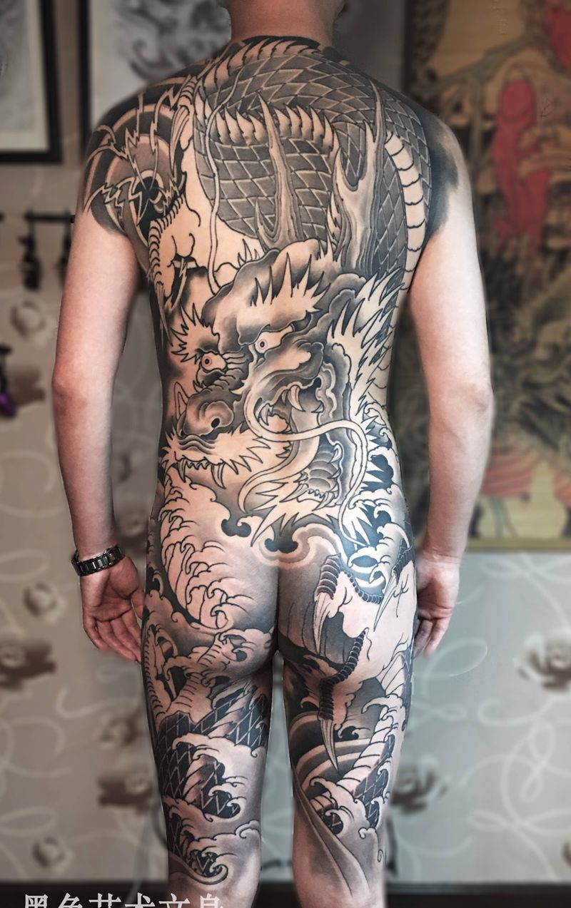 龙纹身图片_背部臀部新传统纹身图案