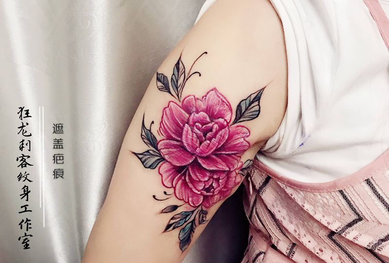 遮盖疤痕纹身图片_手臂肩部水彩新传统遮盖疤痕素花彩色花纹身图案