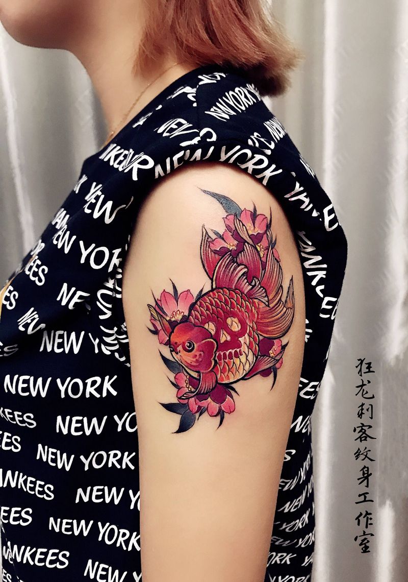 日式小金鱼纹身图片_手臂肩部老传统新传统金鱼日式小清新传统小清新纹身图案