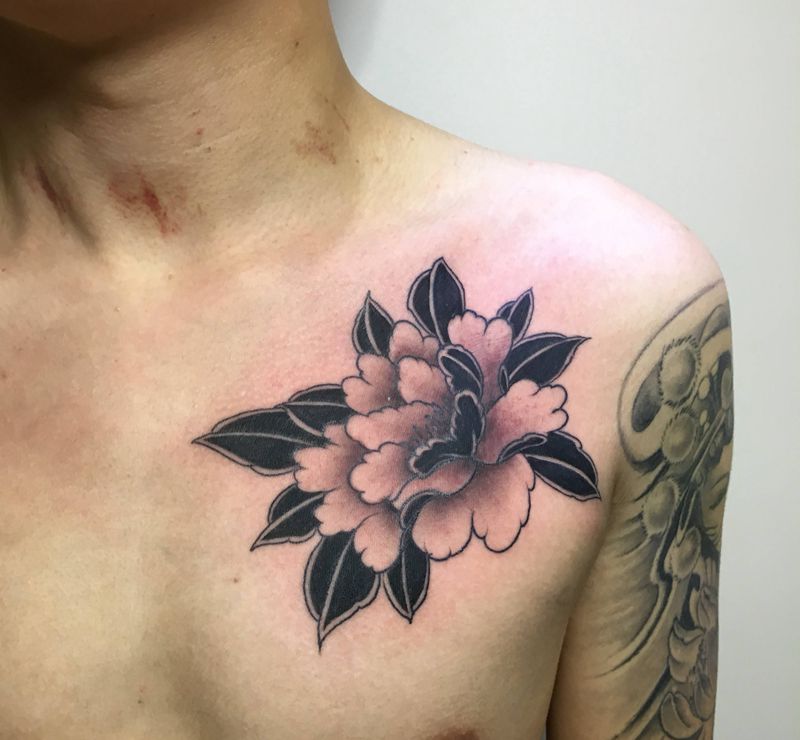 花纹身图片_胸部老传统纹身图案