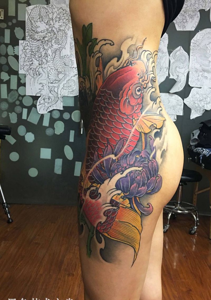 鲤鱼菊花纹身图片