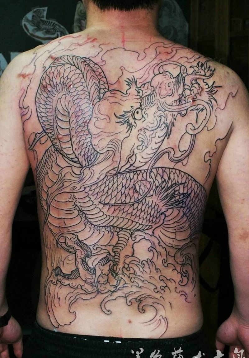 满背龙纹身图片_背部传统动物纹身图案