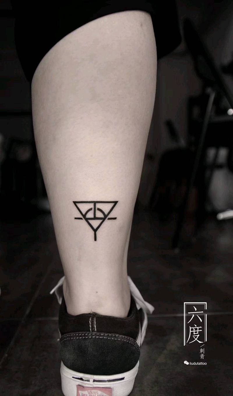 爱豆的标志纹身图片_腿部几何图腾纹身图案