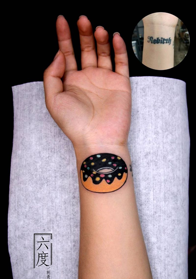 甜甜圈遮盖纹身图片_手部New School纹身图案