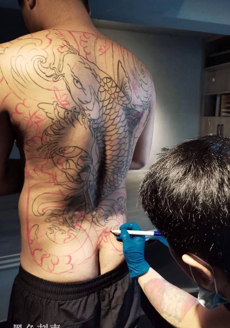 修改大满背纹身图片_背部腿部新传统纹身图案