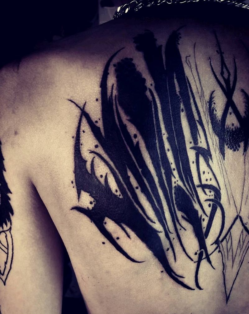 花体字纹身图片_背部纹身图案