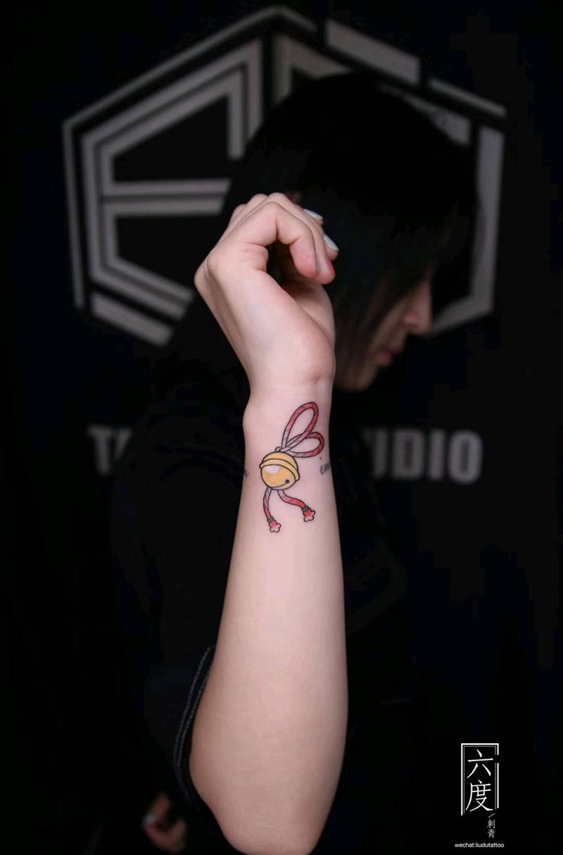 铃铛遮盖纹身纹身图片_手臂水彩New School纹身图案