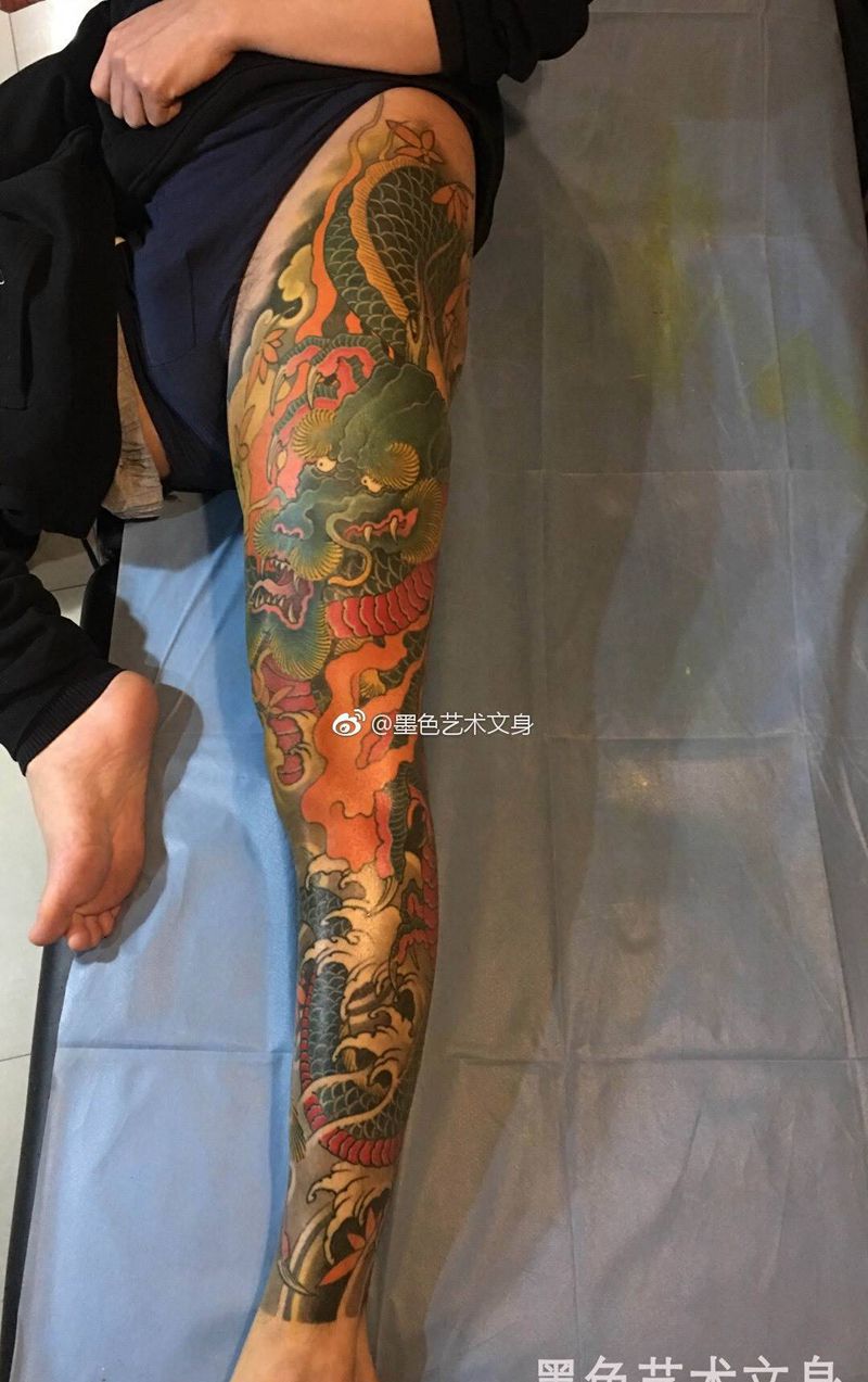 盘龙腿纹身图片
