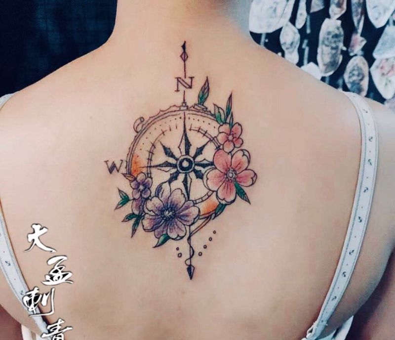 指南针樱花纹身图片_背部水彩纹身图案
