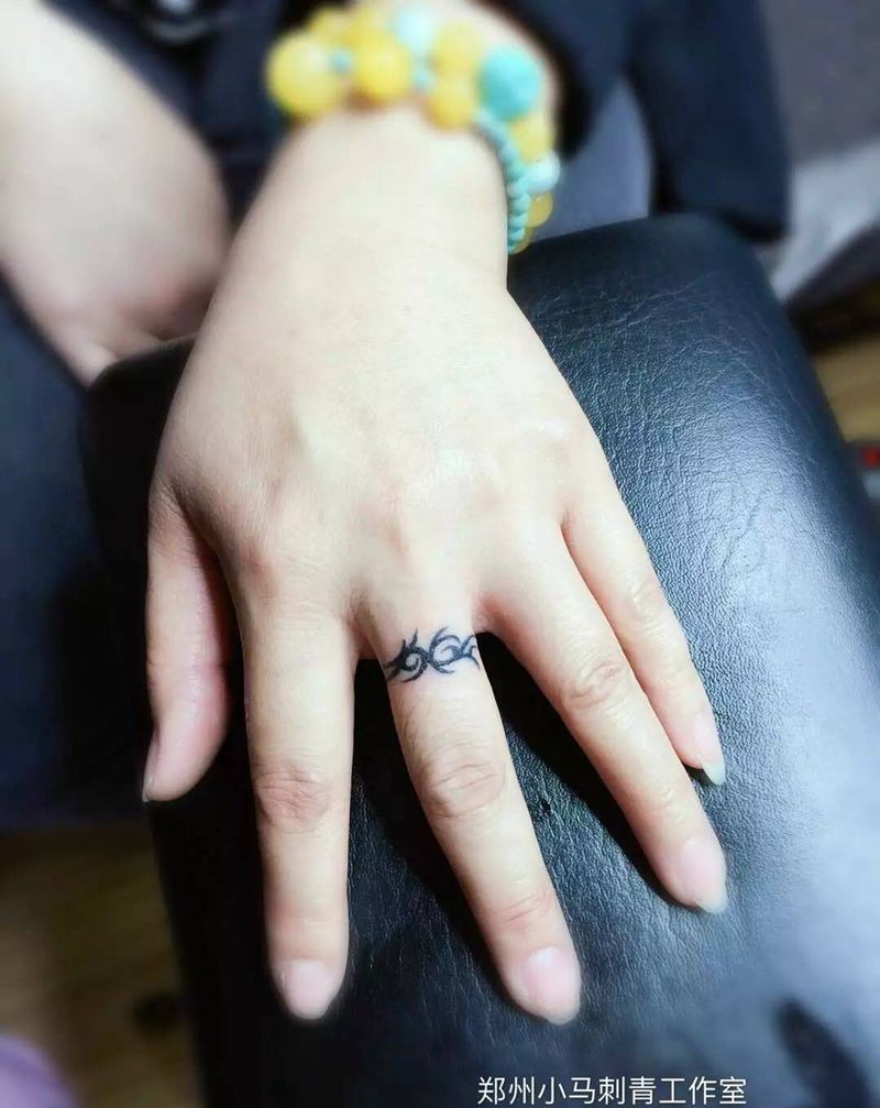 图腾小戒指纹身图片