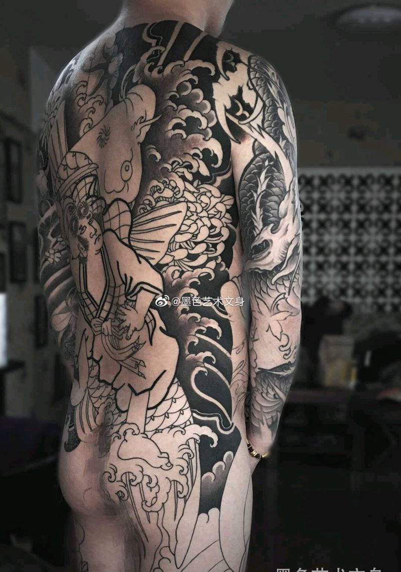 “有一个通体”纹身图片_背部腿部新传统纹身图案