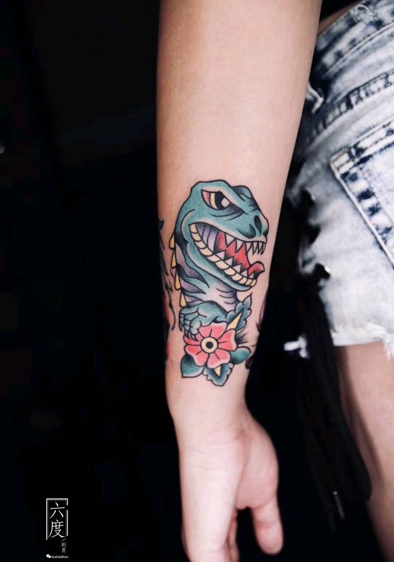 霸王龙纹身图片_手臂Old School纹身图案