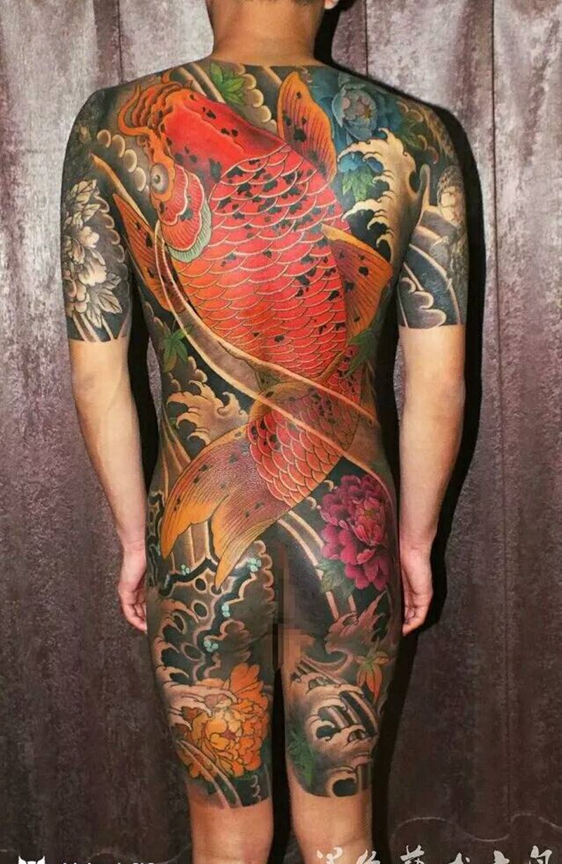 彩色鲤鱼纹身图片_背部传统动物成品纹身图案