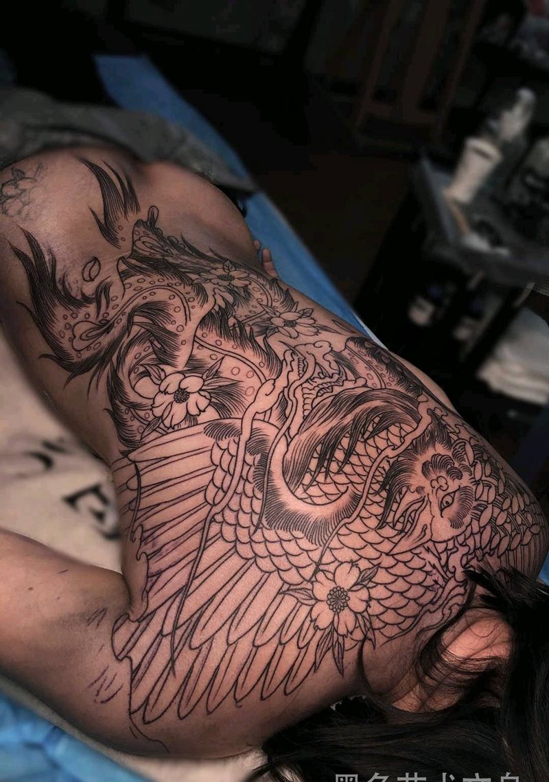 满背凤凰纹身图片_背部新传统纹身图案