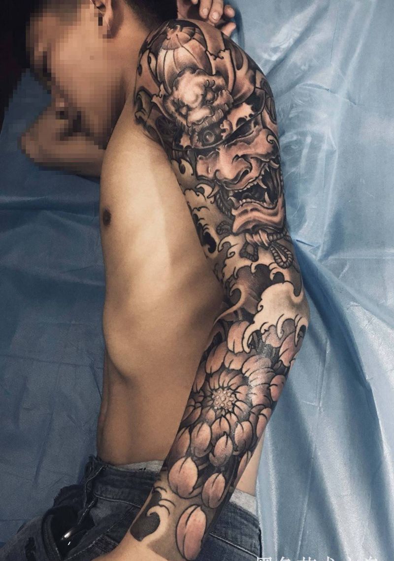 武士，菊花，黑灰花臂纹身图片