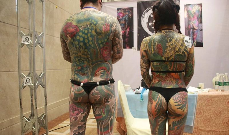 能抗哥纹身图片_背部臀部新传统唐狮龙凤纹身图案