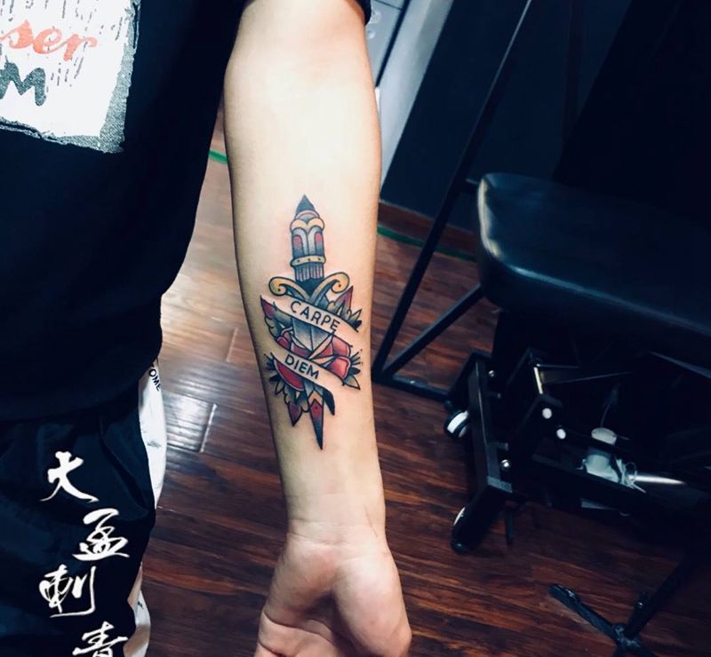 School匕首纹身图片_手臂纹身图案