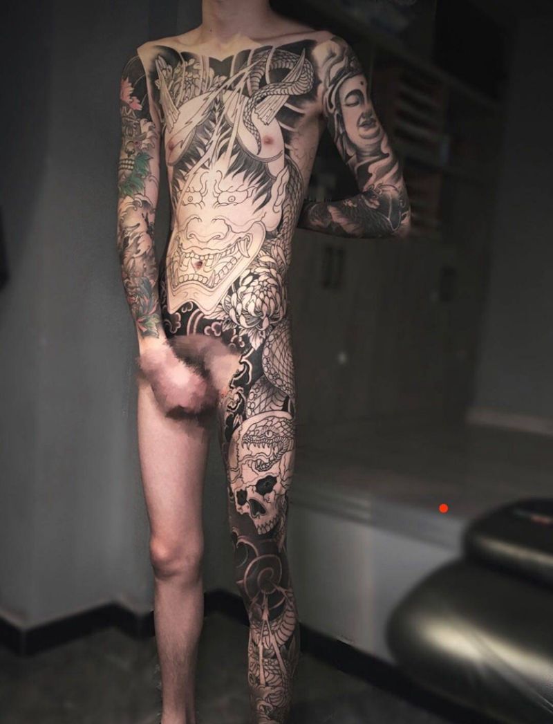 未成年勿看纹身图片_背部腿部新传统老传统嘎巴拉蛇纹身图案