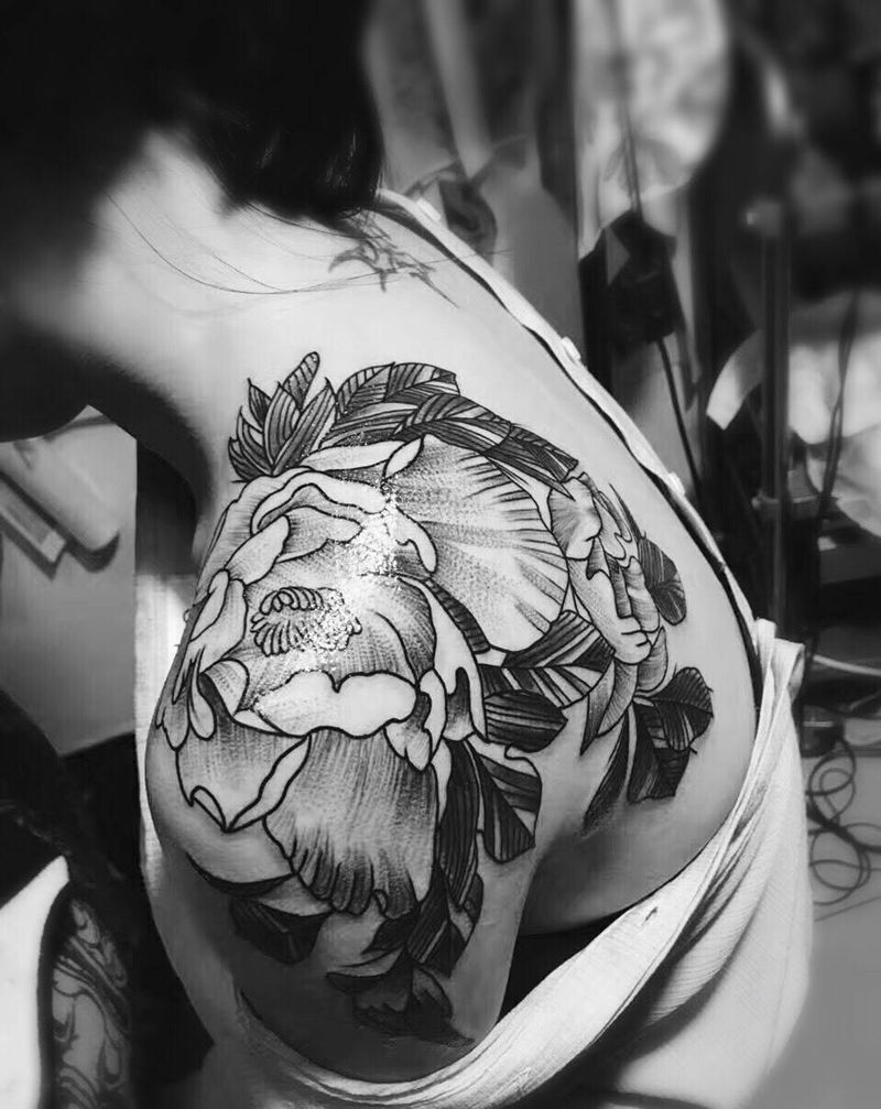 肩膀牡丹纹身图片