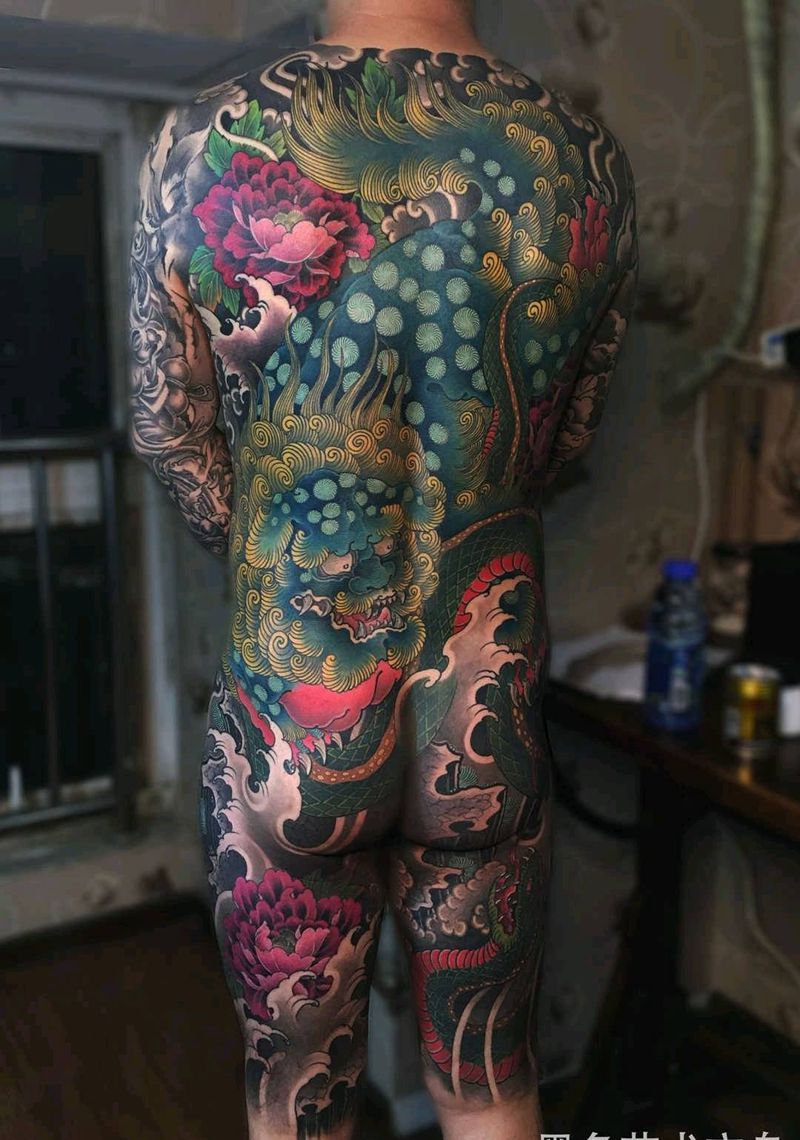 彩色唐狮，满背到大腿纹身图片_臀部腰部新传统唐狮，牡丹纹身图案