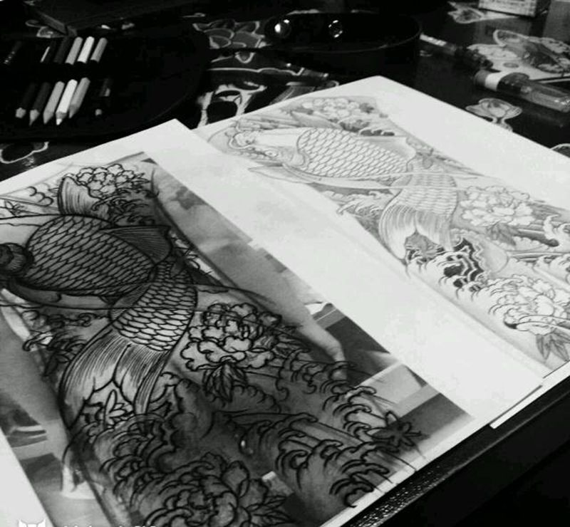 传统鲤鱼满背纹身图片_背部传统动物纹身图案