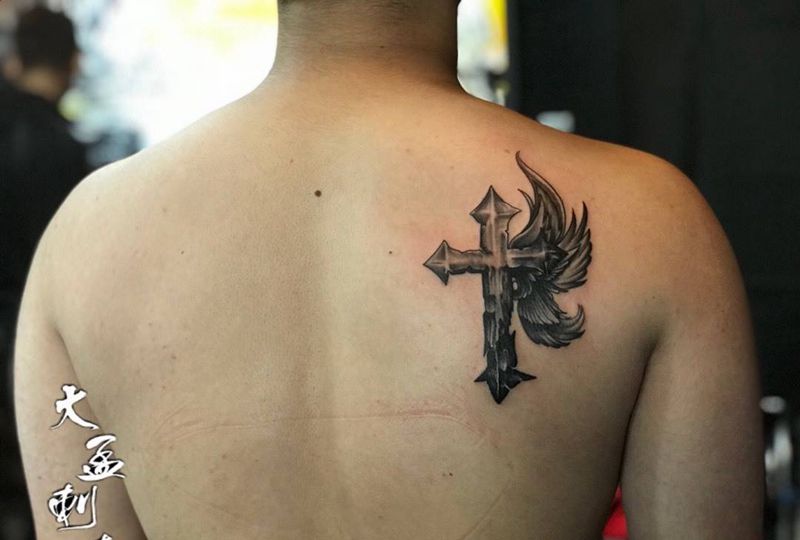 十字架翅膀纹身图片_成品纹身图案