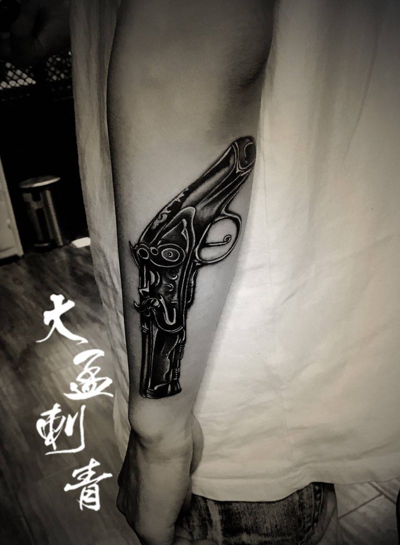 手枪纹身图片_成品纹身图案