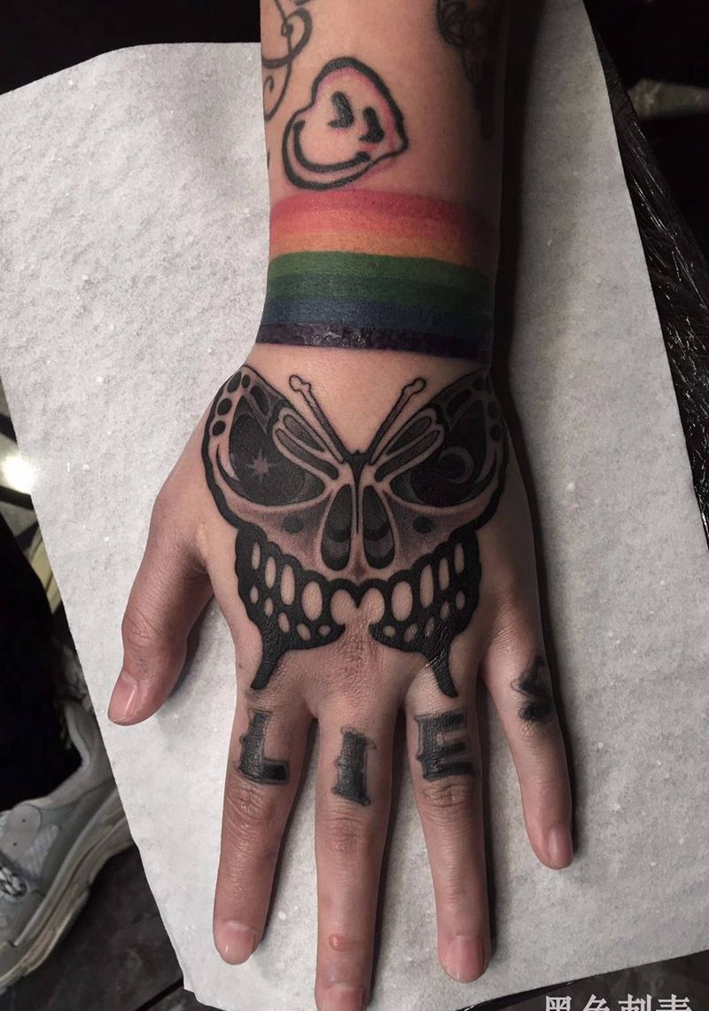 蝴蝶纹身图片_手臂手部老传统欧美写实纹身图案