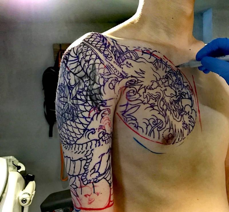 半胛遮盖纹身图片_胸部手臂新传统老传统龙纹身图案